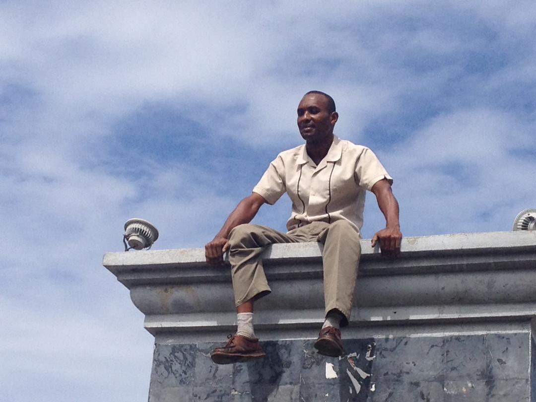 Photo de l'individu ayant déboulonnée la Statue de Dessalines
