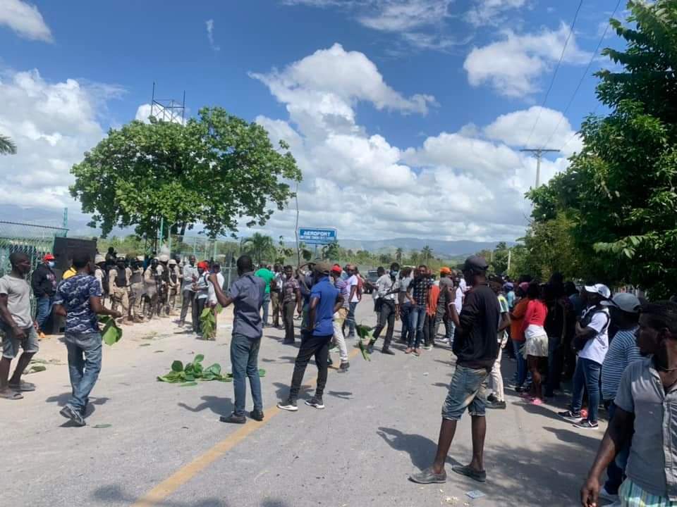 Whatsapp - Manifestation aux Cayes pour dénoncer les compagnies aériennes 
