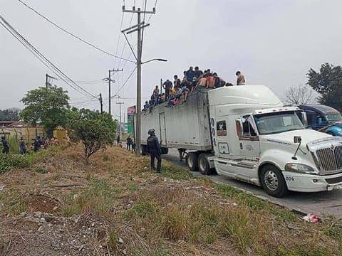 Más de 300 migrantes hacinados en un tráiler interceptado